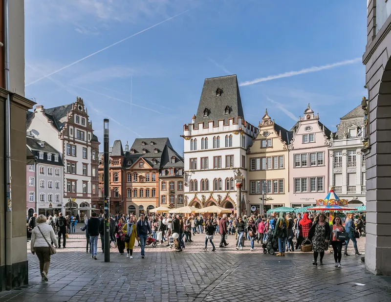Hauptmarkt in Trier mit historischen Buergerhaeusern