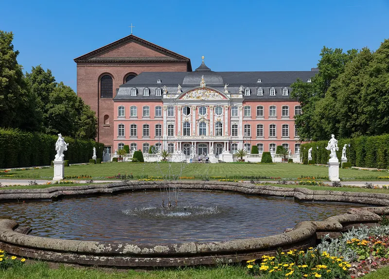 Rokoko-Fassade des Kurfuerstlichen Palais in Trier