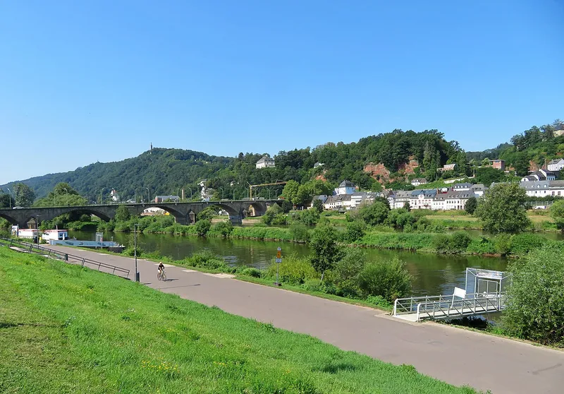 Mariensaeule und Kaiser-Wilhelm-Bruecke in Trier