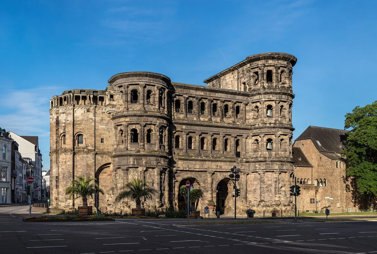 Porta Nigra in Trier im Morgenlicht