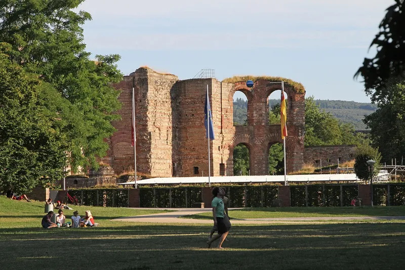 Kaiserthermen mit Palastgarten in Trier-Sued